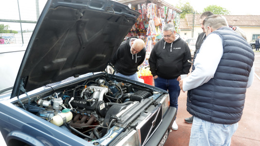 Comida popular, coches clásicos y música desafiaron a la lluvia