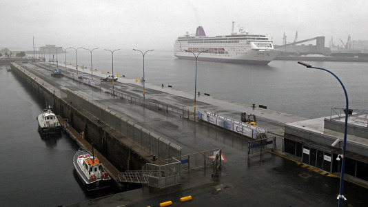 Después de esperar durante varias horas, los pasajeros recibieron permiso para bajar del barco y disfrutar de la ciudad y de lugares cercanos, como Betanzos, Ferrol o Santiago. Sanidad Exterior comprobó en el interior la situación del brote de gastroenteritis que dejó a los viajeros sin poder desembarcar en Burdeos