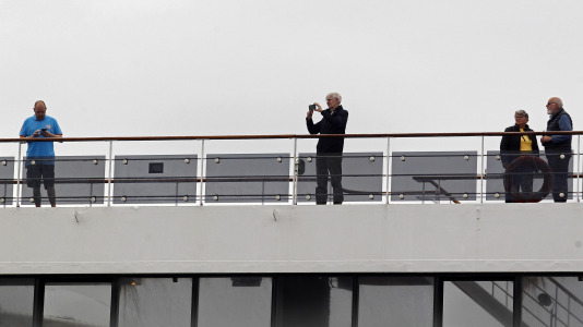 Después de esperar durante varias horas, los pasajeros recibieron permiso para bajar del barco y disfrutar de la ciudad y de lugares cercanos, como Betanzos, Ferrol o Santiago. Sanidad Exterior comprobó en el interior la situación del brote de gastroenteritis que dejó a los viajeros sin poder desembarcar en Burdeos