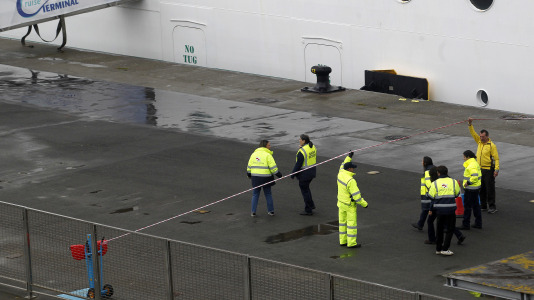 Después de esperar durante varias horas, los pasajeros recibieron permiso para bajar del barco y disfrutar de la ciudad y de lugares cercanos, como Betanzos, Ferrol o Santiago. Sanidad Exterior comprobó en el interior la situación del brote de gastroenteritis que dejó a los viajeros sin poder desembarcar en Burdeos