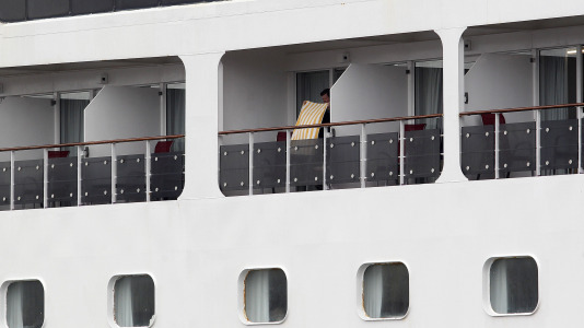 Después de esperar durante varias horas, los pasajeros recibieron permiso para bajar del barco y disfrutar de la ciudad y de lugares cercanos, como Betanzos, Ferrol o Santiago. Sanidad Exterior comprobó en el interior la situación del brote de gastroenteritis que dejó a los viajeros sin poder desembarcar en Burdeos