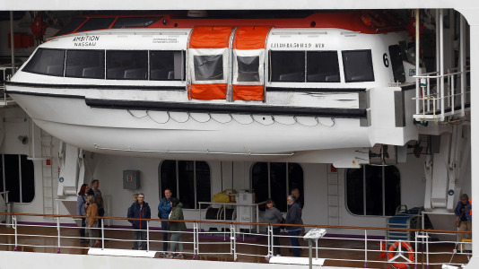 Después de esperar durante varias horas, los pasajeros recibieron permiso para bajar del barco y disfrutar de la ciudad y de lugares cercanos, como Betanzos, Ferrol o Santiago. Sanidad Exterior comprobó en el interior la situación del brote de gastroenteritis que dejó a los viajeros sin poder desembarcar en Burdeos