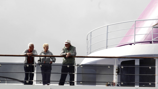 Después de esperar durante varias horas, los pasajeros recibieron permiso para bajar del barco y disfrutar de la ciudad y de lugares cercanos, como Betanzos, Ferrol o Santiago. Sanidad Exterior comprobó en el interior la situación del brote de gastroenteritis que dejó a los viajeros sin poder desembarcar en Burdeos
