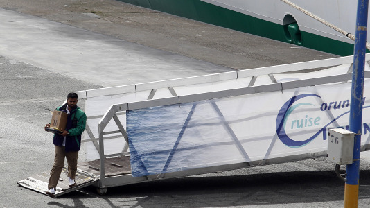 Después de esperar durante varias horas, los pasajeros recibieron permiso para bajar del barco y disfrutar de la ciudad y de lugares cercanos, como Betanzos, Ferrol o Santiago. Sanidad Exterior comprobó en el interior la situación del brote de gastroenteritis que dejó a los viajeros sin poder desembarcar en Burdeos