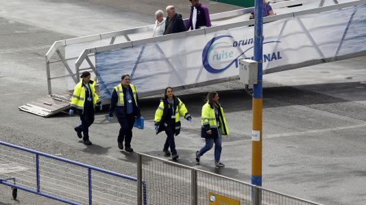 Después de esperar durante varias horas, los pasajeros recibieron permiso para bajar del barco y disfrutar de la ciudad y de lugares cercanos, como Betanzos, Ferrol o Santiago. Sanidad Exterior comprobó en el interior la situación del brote de gastroenteritis que dejó a los viajeros sin poder desembarcar en Burdeos