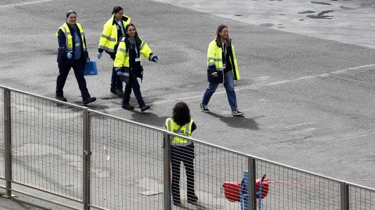 Después de esperar durante varias horas, los pasajeros recibieron permiso para bajar del barco y disfrutar de la ciudad y de lugares cercanos, como Betanzos, Ferrol o Santiago. Sanidad Exterior comprobó en el interior la situación del brote de gastroenteritis que dejó a los viajeros sin poder desembarcar en Burdeos