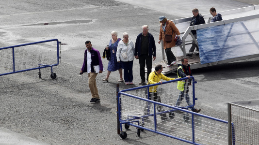 Después de esperar durante varias horas, los pasajeros recibieron permiso para bajar del barco y disfrutar de la ciudad y de lugares cercanos, como Betanzos, Ferrol o Santiago. Sanidad Exterior comprobó en el interior la situación del brote de gastroenteritis que dejó a los viajeros sin poder desembarcar en Burdeos