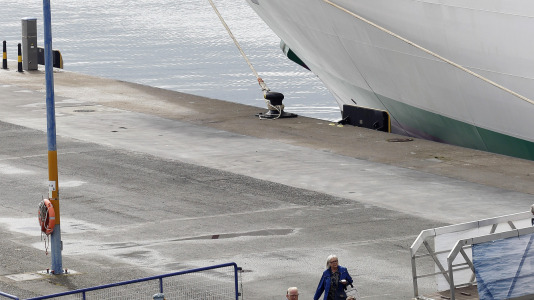 Después de esperar durante varias horas, los pasajeros recibieron permiso para bajar del barco y disfrutar de la ciudad y de lugares cercanos, como Betanzos, Ferrol o Santiago. Sanidad Exterior comprobó en el interior la situación del brote de gastroenteritis que dejó a los viajeros sin poder desembarcar en Burdeos