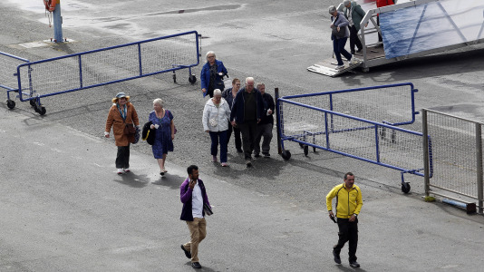 Después de esperar durante varias horas, los pasajeros recibieron permiso para bajar del barco y disfrutar de la ciudad y de lugares cercanos, como Betanzos, Ferrol o Santiago. Sanidad Exterior comprobó en el interior la situación del brote de gastroenteritis que dejó a los viajeros sin poder desembarcar en Burdeos