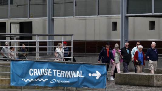 Después de esperar durante varias horas, los pasajeros recibieron permiso para bajar del barco y disfrutar de la ciudad y de lugares cercanos, como Betanzos, Ferrol o Santiago. Sanidad Exterior comprobó en el interior la situación del brote de gastroenteritis que dejó a los viajeros sin poder desembarcar en Burdeos