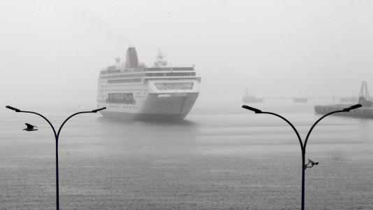 Después de esperar durante varias horas, los pasajeros recibieron permiso para bajar del barco y disfrutar de la ciudad y de lugares cercanos, como Betanzos, Ferrol o Santiago. Sanidad Exterior comprobó en el interior la situación del brote de gastroenteritis que dejó a los viajeros sin poder desembarcar en Burdeos