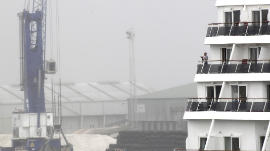 Después de esperar durante varias horas, los pasajeros recibieron permiso para bajar del barco y disfrutar de la ciudad y de lugares cercanos, como Betanzos, Ferrol o Santiago. Sanidad Exterior comprobó en el interior la situación del brote de gastroenteritis que dejó a los viajeros sin poder desembarcar en Burdeos