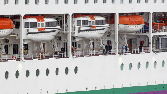 Después de esperar durante varias horas, los pasajeros recibieron permiso para bajar del barco y disfrutar de la ciudad y de lugares cercanos, como Betanzos, Ferrol o Santiago. Sanidad Exterior comprobó en el interior la situación del brote de gastroenteritis que dejó a los viajeros sin poder desembarcar en Burdeos