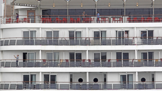 Después de esperar durante varias horas, los pasajeros recibieron permiso para bajar del barco y disfrutar de la ciudad y de lugares cercanos, como Betanzos, Ferrol o Santiago. Sanidad Exterior comprobó en el interior la situación del brote de gastroenteritis que dejó a los viajeros sin poder desembarcar en Burdeos