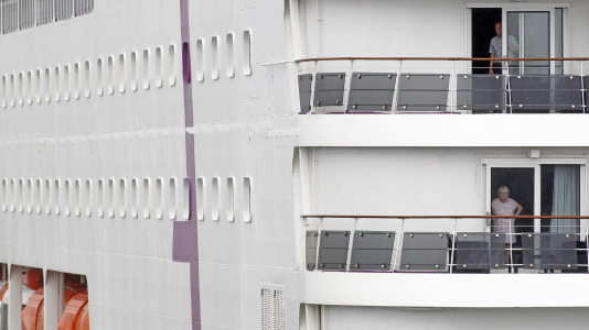 Después de esperar durante varias horas, los pasajeros recibieron permiso para bajar del barco y disfrutar de la ciudad y de lugares cercanos, como Betanzos, Ferrol o Santiago. Sanidad Exterior comprobó en el interior la situación del brote de gastroenteritis que dejó a los viajeros sin poder desembarcar en Burdeos