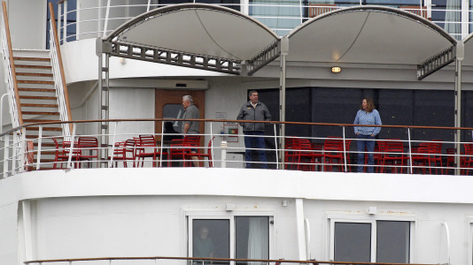 Después de esperar durante varias horas, los pasajeros recibieron permiso para bajar del barco y disfrutar de la ciudad y de lugares cercanos, como Betanzos, Ferrol o Santiago. Sanidad Exterior comprobó en el interior la situación del brote de gastroenteritis que dejó a los viajeros sin poder desembarcar en Burdeos
