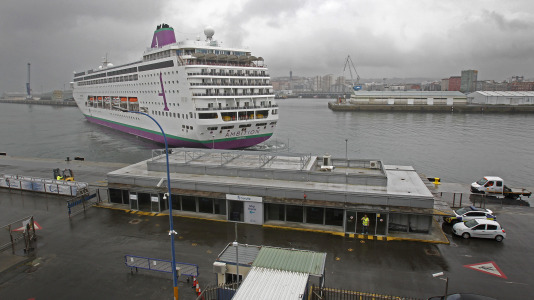 Después de esperar durante varias horas, los pasajeros recibieron permiso para bajar del barco y disfrutar de la ciudad y de lugares cercanos, como Betanzos, Ferrol o Santiago. Sanidad Exterior comprobó en el interior la situación del brote de gastroenteritis que dejó a los viajeros sin poder desembarcar en Burdeos