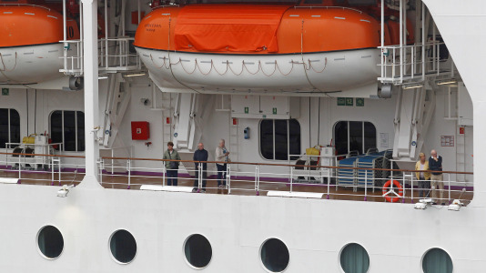 Después de esperar durante varias horas, los pasajeros recibieron permiso para bajar del barco y disfrutar de la ciudad y de lugares cercanos, como Betanzos, Ferrol o Santiago. Sanidad Exterior comprobó en el interior la situación del brote de gastroenteritis que dejó a los viajeros sin poder desembarcar en Burdeos