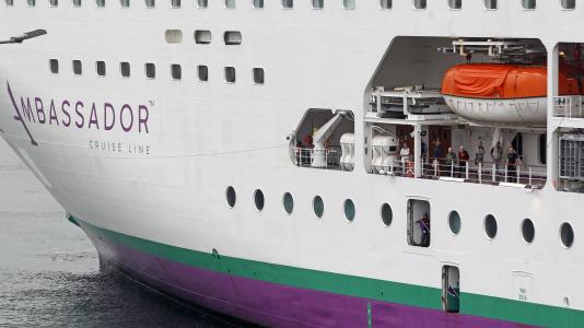 Después de esperar durante varias horas, los pasajeros recibieron permiso para bajar del barco y disfrutar de la ciudad y de lugares cercanos, como Betanzos, Ferrol o Santiago. Sanidad Exterior comprobó en el interior la situación del brote de gastroenteritis que dejó a los viajeros sin poder desembarcar en Burdeos