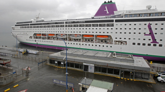 Después de esperar durante varias horas, los pasajeros recibieron permiso para bajar del barco y disfrutar de la ciudad y de lugares cercanos, como Betanzos, Ferrol o Santiago. Sanidad Exterior comprobó en el interior la situación del brote de gastroenteritis que dejó a los viajeros sin poder desembarcar en Burdeos