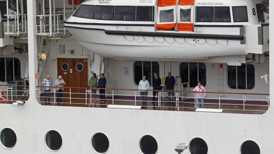Después de esperar durante varias horas, los pasajeros recibieron permiso para bajar del barco y disfrutar de la ciudad y de lugares cercanos, como Betanzos, Ferrol o Santiago. Sanidad Exterior comprobó en el interior la situación del brote de gastroenteritis que dejó a los viajeros sin poder desembarcar en Burdeos