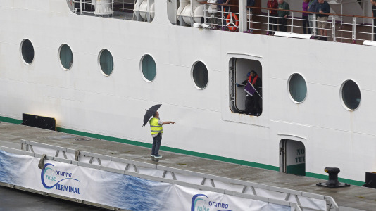 Después de esperar durante varias horas, los pasajeros recibieron permiso para bajar del barco y disfrutar de la ciudad y de lugares cercanos, como Betanzos, Ferrol o Santiago. Sanidad Exterior comprobó en el interior la situación del brote de gastroenteritis que dejó a los viajeros sin poder desembarcar en Burdeos