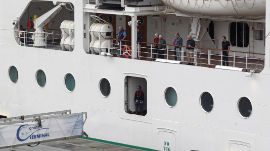 Después de esperar durante varias horas, los pasajeros recibieron permiso para bajar del barco y disfrutar de la ciudad y de lugares cercanos, como Betanzos, Ferrol o Santiago. Sanidad Exterior comprobó en el interior la situación del brote de gastroenteritis que dejó a los viajeros sin poder desembarcar en Burdeos