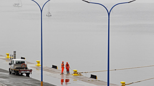 Después de esperar durante varias horas, los pasajeros recibieron permiso para bajar del barco y disfrutar de la ciudad y de lugares cercanos, como Betanzos, Ferrol o Santiago. Sanidad Exterior comprobó en el interior la situación del brote de gastroenteritis que dejó a los viajeros sin poder desembarcar en Burdeos