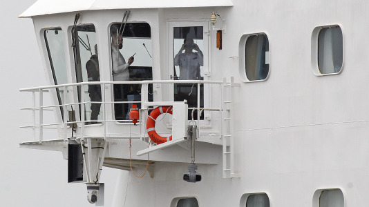 Después de esperar durante varias horas, los pasajeros recibieron permiso para bajar del barco y disfrutar de la ciudad y de lugares cercanos, como Betanzos, Ferrol o Santiago. Sanidad Exterior comprobó en el interior la situación del brote de gastroenteritis que dejó a los viajeros sin poder desembarcar en Burdeos