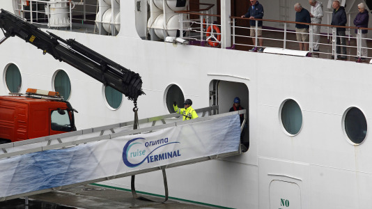 Después de esperar durante varias horas, los pasajeros recibieron permiso para bajar del barco y disfrutar de la ciudad y de lugares cercanos, como Betanzos, Ferrol o Santiago. Sanidad Exterior comprobó en el interior la situación del brote de gastroenteritis que dejó a los viajeros sin poder desembarcar en Burdeos