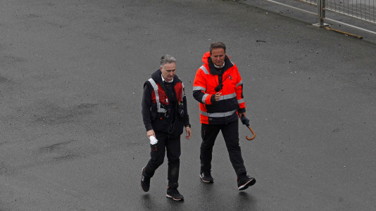 Después de esperar durante varias horas, los pasajeros recibieron permiso para bajar del barco y disfrutar de la ciudad y de lugares cercanos, como Betanzos, Ferrol o Santiago. Sanidad Exterior comprobó en el interior la situación del brote de gastroenteritis que dejó a los viajeros sin poder desembarcar en Burdeos