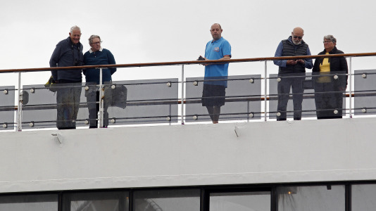 Después de esperar durante varias horas, los pasajeros recibieron permiso para bajar del barco y disfrutar de la ciudad y de lugares cercanos, como Betanzos, Ferrol o Santiago. Sanidad Exterior comprobó en el interior la situación del brote de gastroenteritis que dejó a los viajeros sin poder desembarcar en Burdeos