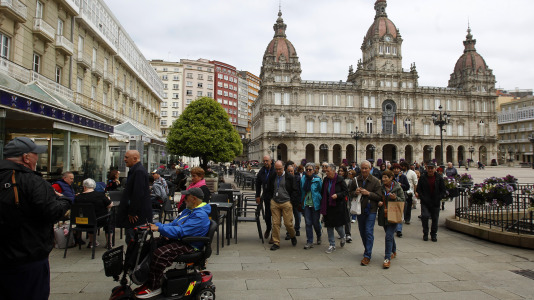 Después de esperar durante varias horas, los pasajeros recibieron permiso para bajar del barco y disfrutar de la ciudad y de lugares cercanos, como Betanzos, Ferrol o Santiago. Sanidad Exterior comprobó en el interior la situación del brote de gastroenteritis que dejó a los viajeros sin poder desembarcar en Burdeos
