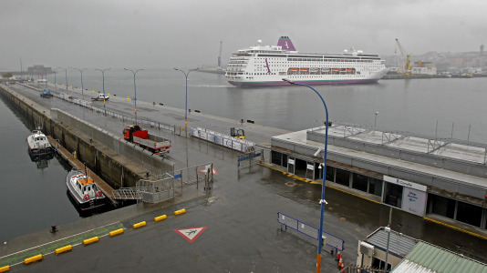 Después de esperar durante varias horas, los pasajeros recibieron permiso para bajar del barco y disfrutar de la ciudad y de lugares cercanos, como Betanzos, Ferrol o Santiago. Sanidad Exterior comprobó en el interior la situación del brote de gastroenteritis que dejó a los viajeros sin poder desembarcar en Burdeos