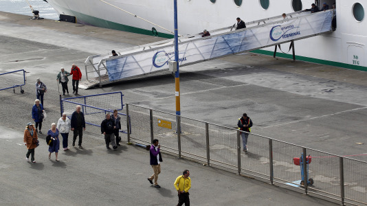 Después de esperar durante varias horas, los pasajeros recibieron permiso para bajar del barco y disfrutar de la ciudad y de lugares cercanos, como Betanzos, Ferrol o Santiago. Sanidad Exterior comprobó en el interior la situación del brote de gastroenteritis que dejó a los viajeros sin poder desembarcar en Burdeos