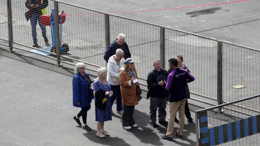 Después de esperar durante varias horas, los pasajeros recibieron permiso para bajar del barco y disfrutar de la ciudad y de lugares cercanos, como Betanzos, Ferrol o Santiago. Sanidad Exterior comprobó en el interior la situación del brote de gastroenteritis que dejó a los viajeros sin poder desembarcar en Burdeos