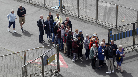 Después de esperar durante varias horas, los pasajeros recibieron permiso para bajar del barco y disfrutar de la ciudad y de lugares cercanos, como Betanzos, Ferrol o Santiago. Sanidad Exterior comprobó en el interior la situación del brote de gastroenteritis que dejó a los viajeros sin poder desembarcar en Burdeos