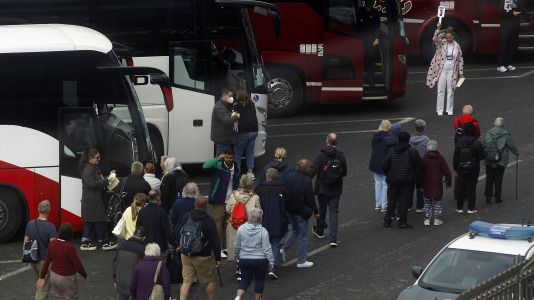 Después de esperar durante varias horas, los pasajeros recibieron permiso para bajar del barco y disfrutar de la ciudad y de lugares cercanos, como Betanzos, Ferrol o Santiago. Sanidad Exterior comprobó en el interior la situación del brote de gastroenteritis que dejó a los viajeros sin poder desembarcar en Burdeos