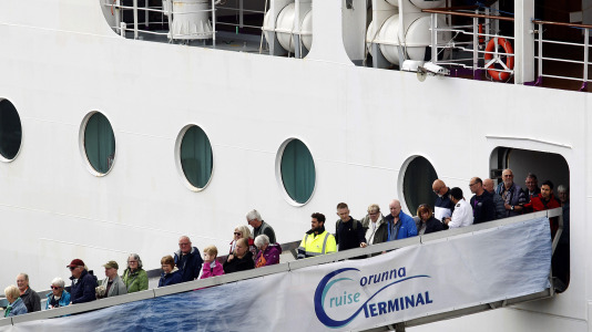 Después de esperar durante varias horas, los pasajeros recibieron permiso para bajar del barco y disfrutar de la ciudad y de lugares cercanos, como Betanzos, Ferrol o Santiago. Sanidad Exterior comprobó en el interior la situación del brote de gastroenteritis que dejó a los viajeros sin poder desembarcar en Burdeos