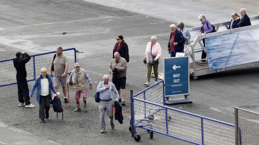 Después de esperar durante varias horas, los pasajeros recibieron permiso para bajar del barco y disfrutar de la ciudad y de lugares cercanos, como Betanzos, Ferrol o Santiago. Sanidad Exterior comprobó en el interior la situación del brote de gastroenteritis que dejó a los viajeros sin poder desembarcar en Burdeos