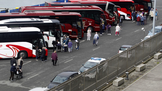 Después de esperar durante varias horas, los pasajeros recibieron permiso para bajar del barco y disfrutar de la ciudad y de lugares cercanos, como Betanzos, Ferrol o Santiago. Sanidad Exterior comprobó en el interior la situación del brote de gastroenteritis que dejó a los viajeros sin poder desembarcar en Burdeos