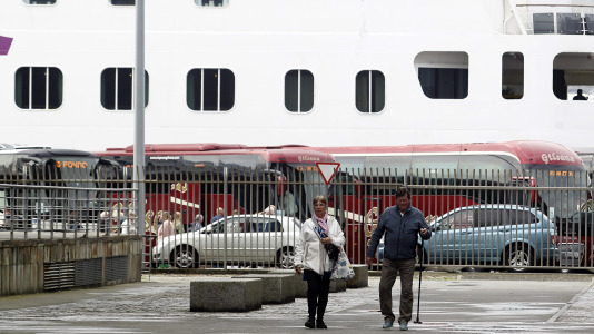Después de esperar durante varias horas, los pasajeros recibieron permiso para bajar del barco y disfrutar de la ciudad y de lugares cercanos, como Betanzos, Ferrol o Santiago. Sanidad Exterior comprobó en el interior la situación del brote de gastroenteritis que dejó a los viajeros sin poder desembarcar en Burdeos