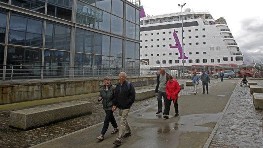 Después de esperar durante varias horas, los pasajeros recibieron permiso para bajar del barco y disfrutar de la ciudad y de lugares cercanos, como Betanzos, Ferrol o Santiago. Sanidad Exterior comprobó en el interior la situación del brote de gastroenteritis que dejó a los viajeros sin poder desembarcar en Burdeos