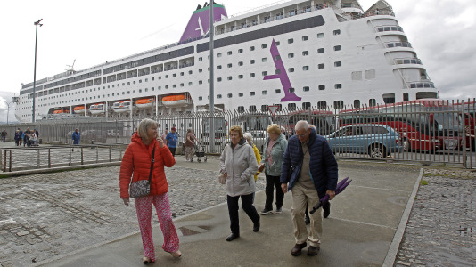 Después de esperar durante varias horas, los pasajeros recibieron permiso para bajar del barco y disfrutar de la ciudad y de lugares cercanos, como Betanzos, Ferrol o Santiago. Sanidad Exterior comprobó en el interior la situación del brote de gastroenteritis que dejó a los viajeros sin poder desembarcar en Burdeos