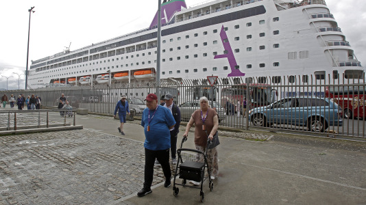 Después de esperar durante varias horas, los pasajeros recibieron permiso para bajar del barco y disfrutar de la ciudad y de lugares cercanos, como Betanzos, Ferrol o Santiago. Sanidad Exterior comprobó en el interior la situación del brote de gastroenteritis que dejó a los viajeros sin poder desembarcar en Burdeos