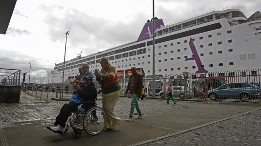 Después de esperar durante varias horas, los pasajeros recibieron permiso para bajar del barco y disfrutar de la ciudad y de lugares cercanos, como Betanzos, Ferrol o Santiago. Sanidad Exterior comprobó en el interior la situación del brote de gastroenteritis que dejó a los viajeros sin poder desembarcar en Burdeos