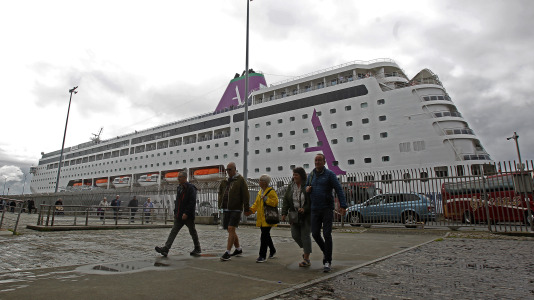 Después de esperar durante varias horas, los pasajeros recibieron permiso para bajar del barco y disfrutar de la ciudad y de lugares cercanos, como Betanzos, Ferrol o Santiago. Sanidad Exterior comprobó en el interior la situación del brote de gastroenteritis que dejó a los viajeros sin poder desembarcar en Burdeos