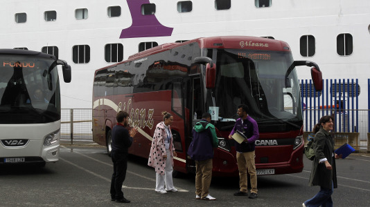 Después de esperar durante varias horas, los pasajeros recibieron permiso para bajar del barco y disfrutar de la ciudad y de lugares cercanos, como Betanzos, Ferrol o Santiago. Sanidad Exterior comprobó en el interior la situación del brote de gastroenteritis que dejó a los viajeros sin poder desembarcar en Burdeos