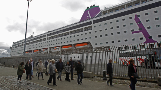 Después de esperar durante varias horas, los pasajeros recibieron permiso para bajar del barco y disfrutar de la ciudad y de lugares cercanos, como Betanzos, Ferrol o Santiago. Sanidad Exterior comprobó en el interior la situación del brote de gastroenteritis que dejó a los viajeros sin poder desembarcar en Burdeos
