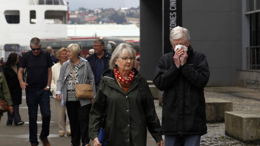 Después de esperar durante varias horas, los pasajeros recibieron permiso para bajar del barco y disfrutar de la ciudad y de lugares cercanos, como Betanzos, Ferrol o Santiago. Sanidad Exterior comprobó en el interior la situación del brote de gastroenteritis que dejó a los viajeros sin poder desembarcar en Burdeos